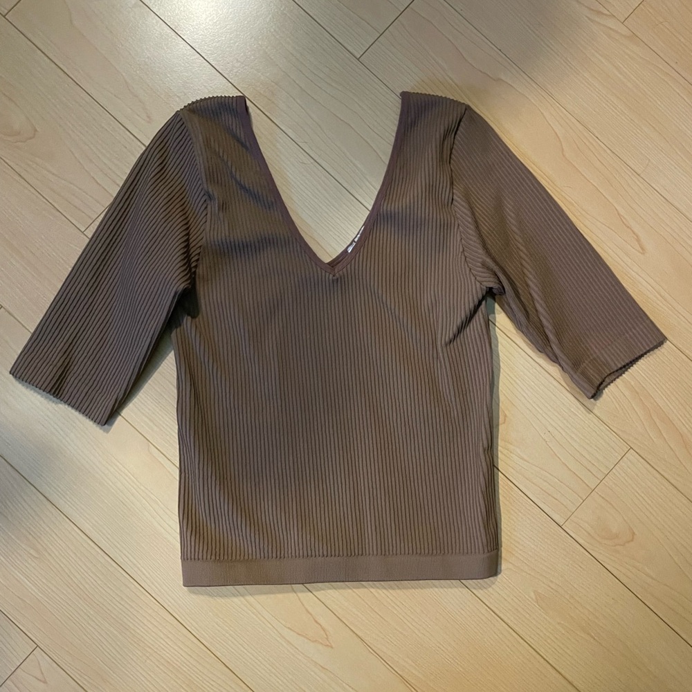 RAZZ V neck top